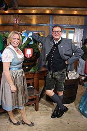 die Brauereichefs Katrin Schilz und Bernhard Klier vor dem Anzapf-Fass (©Foto: Martin Schmitz)